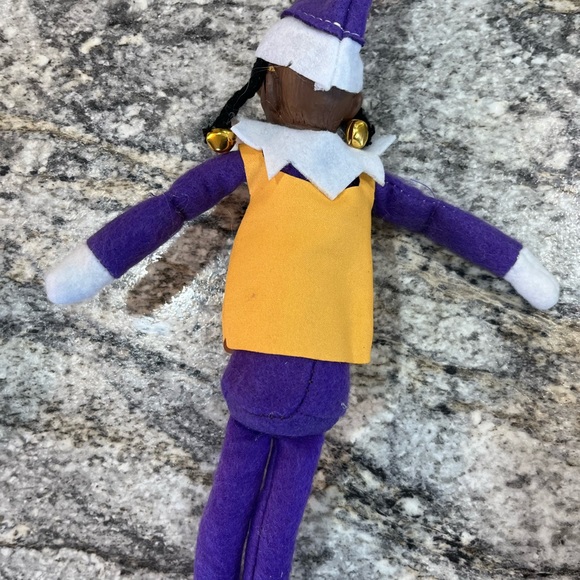 NWT Green Snoop Dogg Resin & fabric doll Doll - Green Christmas elf on shelve - Picture 7 of 9